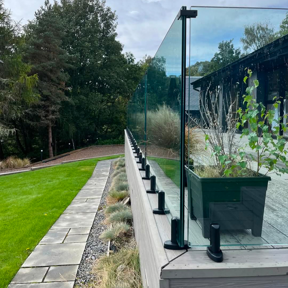 Frameless glass balustrade with duplex spigots